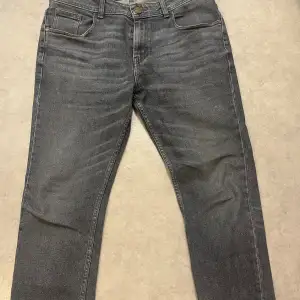 Dessa jeans har tyvärr blivit för små vilket är anledningen till varför de säljs. W30 L29