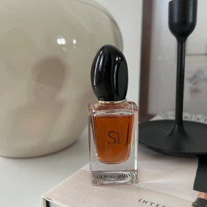 Armani Si  - Jag säljer då jag gjorde ett blind buy utan att dofta på den innan, känner inte att det är min typ av doft. Jag har använt den flertal gånger.