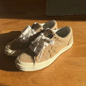 GOLF le FLEUR x CONVERSE - Converse x GOLF le FLEUR, ett samarbete med Tyler, The Creator i storlek 37, sparsamt använda men finns lite spår av använding (se bilder). Skolåda och dustbag medföljer.  Säljes för 550 eller högst bud  Säljer då de tyvärr är lite för stora för mig.