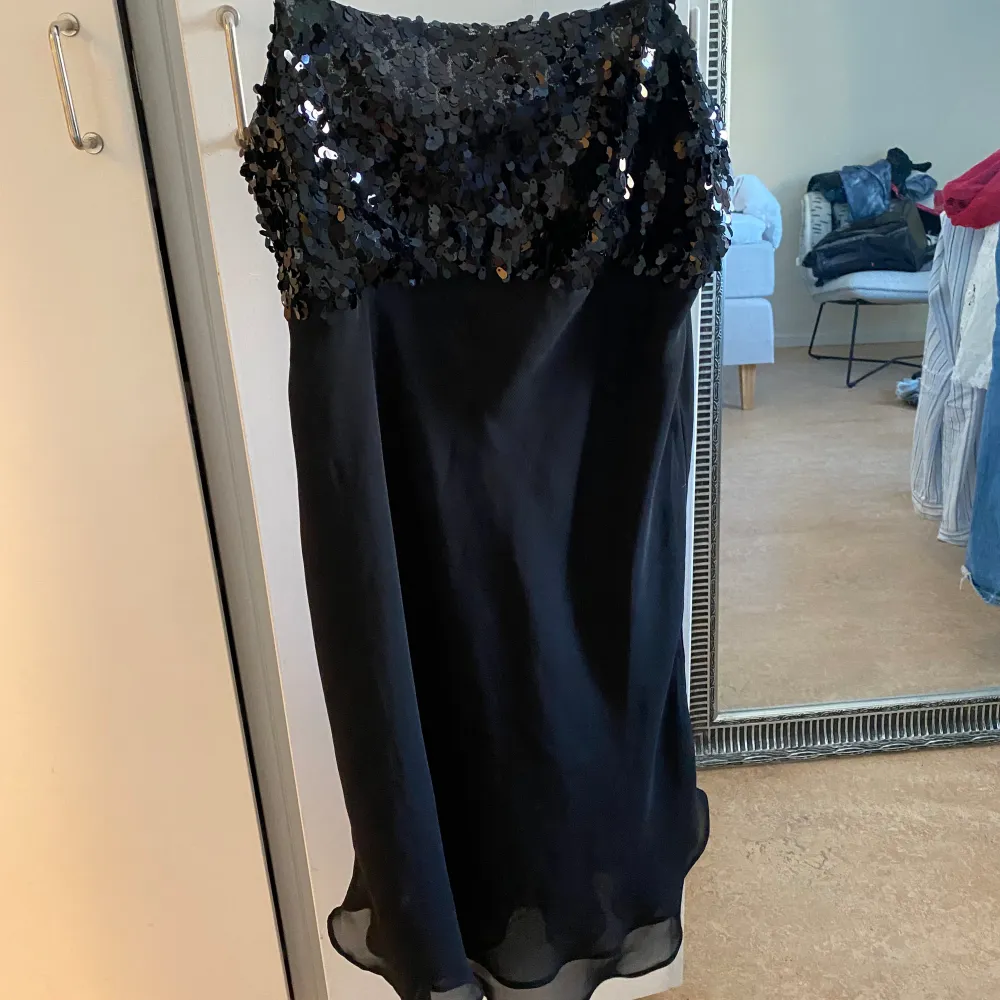 Söt klänning perfekt till fest💕💕står ingen storlek men passar bra på mig som har s, kan även passa liten m!💕. Mekot.