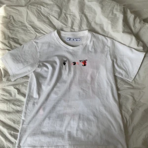 Off-White Tshirt  - En skön Off White tshirt som passar perfekt till sommaren. Aldrig använd så skick 10/10. Påse och taggar ingår. Är 180 och den är kort på mig så den är som en liten M.