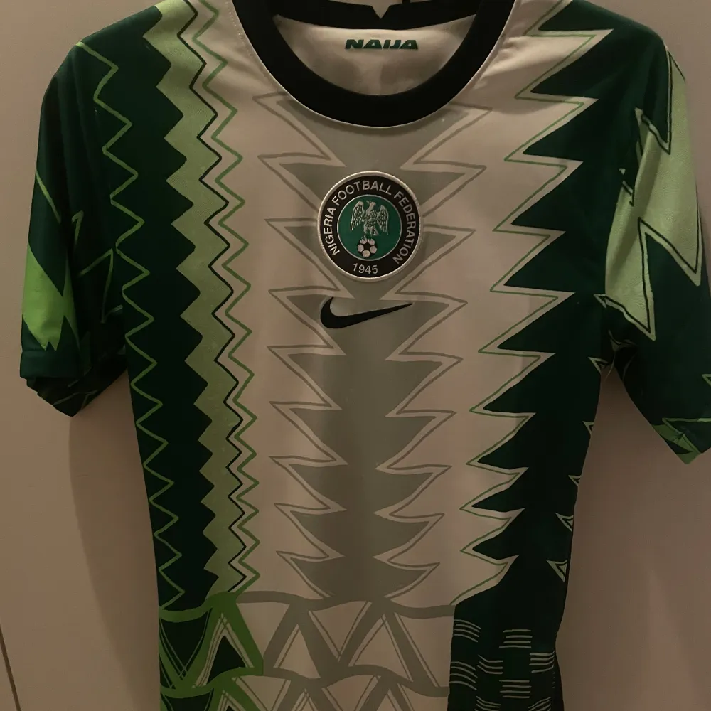 Säljer nu en snygg Nigeria Fotbollströja som är perfekt för sommarn och är 10/10 har använts en gång och den är storlek xs. Tveka inte att kontakta vid minsta fundering.. Sport & träning.