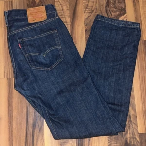 LEVIS 501 - Knappt använda  Waist: 33 Lenght: 34