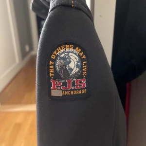 Cardigan Parajumper - Säljer nu en riktigt fet cardigan från Parajumpers eftersom jag tyvärr växt ur den. Jackan är i storlek M.  Skriv vid fler frågor. Kan även tänka mig gå ner lite i pris vid snabb affär!!