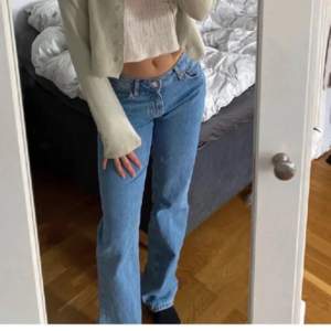 Säljer dessa jeans ifrån bikbok då dom inte passar längre, använda kanske två gg. Jag är 168 o dom passar bra i längden men hade även passat någon längre❤️‍🔥ord. Pris 699:- KOM MED PRISFÖRSLAG!!!!! (Lånad första bild men rätt färg)