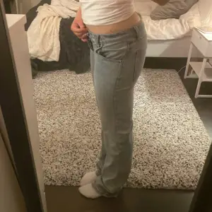 Jättefina ljusblåa jeans som är utsvängda. Säljer pågrund av att de inte passar mig (som man ser på bilden). Jag brukar ha 34 så de passar mindre storlekar.💕
