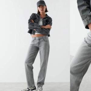 Säljer dessa snygga low waist straight jeans från Gina, de är endast använda ett fåtal gånger och är i väldigt bra skick💞 Hör gärna av er innan ni väljer köp via Plick!