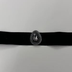 Choker - Jättefin choker som är aldrig använd!! Jättesnygg sten!! 