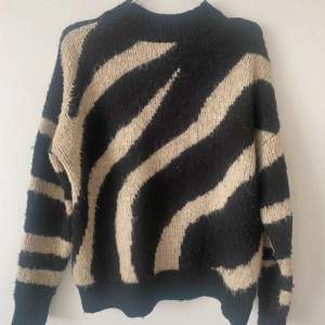 Stickad tröja med zebra mönster, ganska bra kvalitet lite nopprig😊