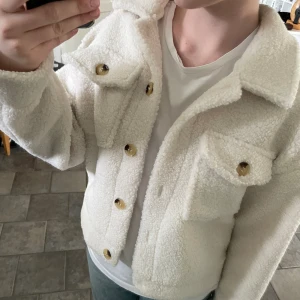 Teddyjacka - Superfin jacka i Teddy ändast använd fåtal gånger så väldigt fint skick, kan diskutera pris! Tryck gärna ”köp nu”💗