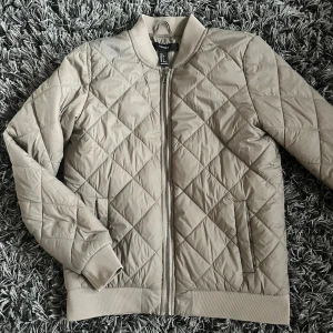 Jacka  - Jacka i storlek S från forever21. Otroligt bra skick och väldigt tunn, vilket gör den perfekt nu till våren/sommaren 💐
