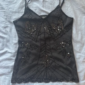 Vintage pärlar topp!! - Svart vintage pärlad topp i jätte mysigt material!! BARA baksidan som är genomskinligt! Storlek M och materialet är stretchigt! Använd köp nu funktionen💋