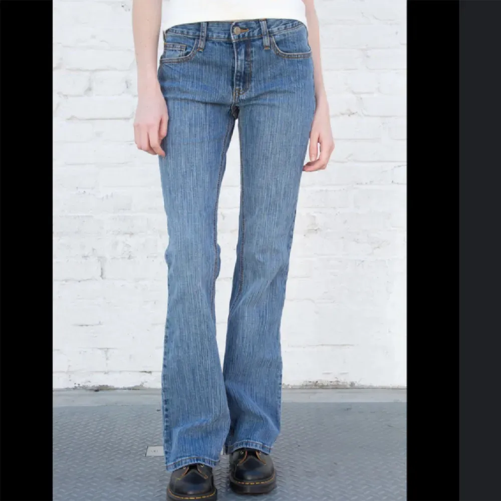 Jätte snygga lågmidjade jeans från brandy melville!! De står small, men är one sized)❤️‍🔥❤️‍🔥. Jeans & Byxor.