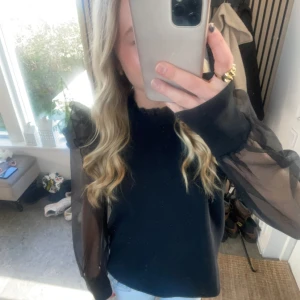 Svart blus  - Svart blus passar till fest, nyskick 