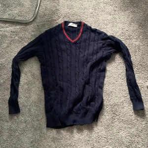 Stickad tröja  - Skulle säga att det är en storlek M, som är lite längre än en vanlig tröja ❤️