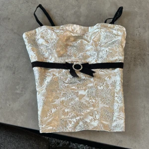 Korsett  - Beige och svart korsett med silver glittrigt mönster🤍 avtagbara och justerbara band 
