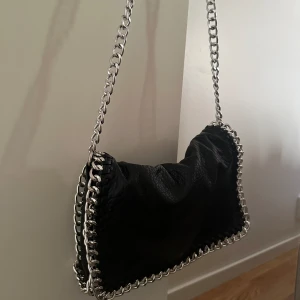 Väska  - Säljer min superfina väska som jag köpt på scorett för ett tag sedan.  Väskan är i fint skick och knappt använd💘