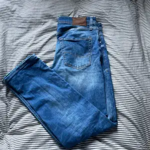 Blåa Jack and Jones jeans i utmärkt skick. Storlek 31/32. Nypris runt 900 Mitt pris: 250