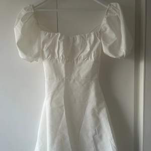 En jättefin vit klänning med öppen rygg, den är helt ny med prislapp kvar och säljer för att den inte passade mig. 💕 Är i storlek M men passar nog även S.