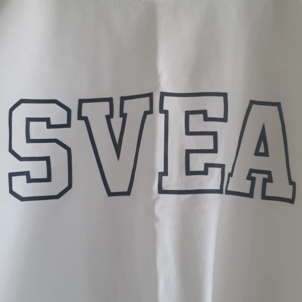 SVEA vit tröja i storlek M. . Tröjor & Koftor.