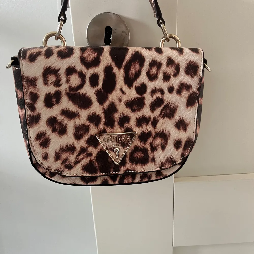 Säljer min leopardmönstrade väska från Guess. Jättefin och smidig väska då den har axelband som även går att ta av. Hur fin som helst! Nyskick💕. Väskor.