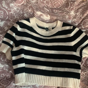 En randig tröja från H&M! - Bra skick, använd få gånger! Kan vara bra och veta att den blir typ som en magtröja på mig! Jag är 165 cm ungefär