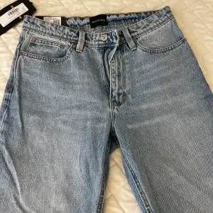 De perfekta blåa jeansen för din garderob! Dessa Abrand Jeans är helt nya och oanvända. Jätte fina i verkligheten men passade inte min storlek.    10/10 i skick.  Ordinare Pris : 990kr  Mitt Pris: 490kr    🙂