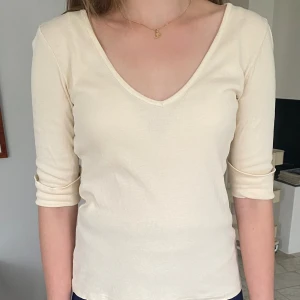 Tröja - En trekvartsarmad tröja i bomull, cremefärgad💕✨Storlek S, Märke: Douglas Rose💗
