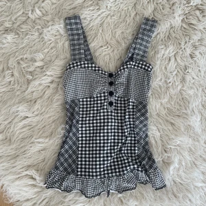 Rutig topp - Super snygg rutig topp med knytband i ryggen😍 stretchig så passar de flesta