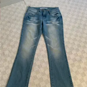 Säljer dessa jätte fina Low waist jeans som är utsvängda!inmerbens längden är 80 och midjan är 76 + stretch.💕bra skick.bildens är lånade.