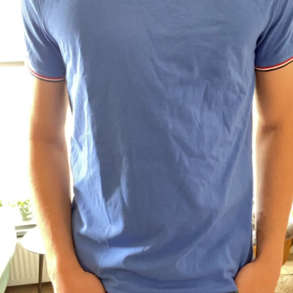 En ljusblå moncler t-shirt i storlek M. Mycket bra skick och enbart använd någon enstaka gång. Köpt på NK i vintras.. T-shirts.