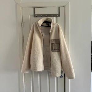 Kläder - Storlek XL använd 1-2 gånger 