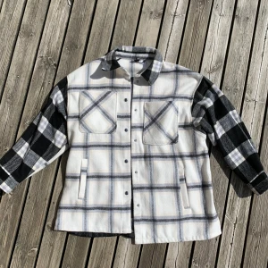 Mönster jacka - Fin jacka med rutiga mönster på :) köpt från HM i storlek M och är knappt använd 💕 Skriv vid frågor☺️