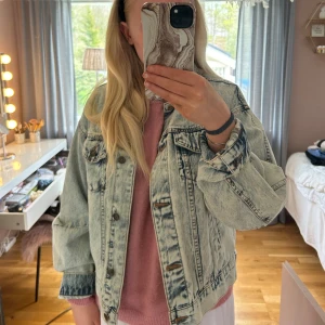 Jeansjacka  - Säljer denna fina jeansjackan ifrån Gina Tricot. Det är jätte bra skick på den använt kanske Max 2 gånger💗 Priser kan diskuteras. Köparen står för frakten💗