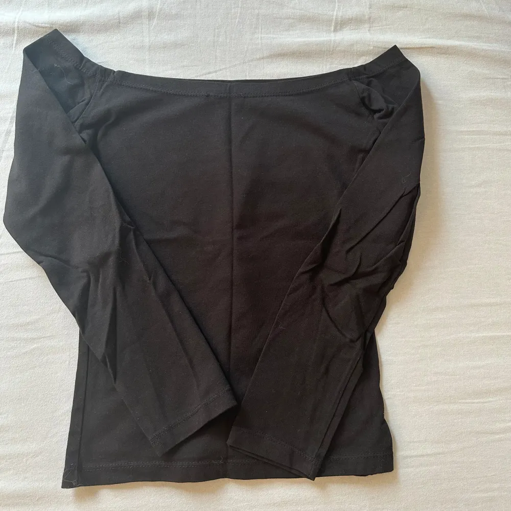 En svart off shoulder tröja som köptes och bara använts 1 gång, köpt utomlands därav är det ett märke jag ej känner igen, inga defekter och sparsamt andvänd❤️‍🔥💓. Tröjor & Koftor.
