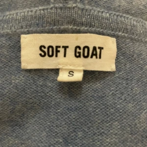 Soft goat herr S - Mycket bra skick,  Herr storlek S i ljusblå färg som inte längre finns att köpa på softgoats hemsida. Nypris 3400kr Mitt pris 1450, men kan diskuteras. Skriv om ni har frågor!