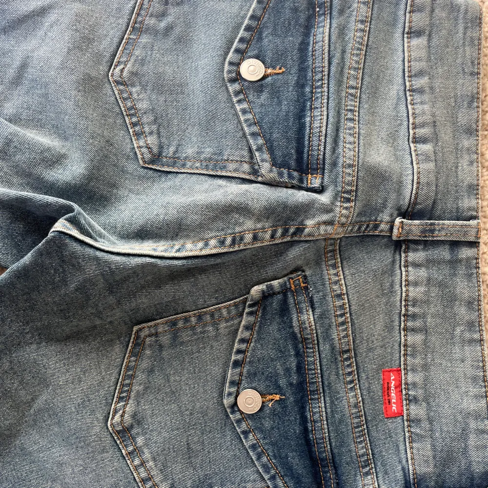 Trendiga jeans med fickor där bak. Köpta från HM och slutaålda på hemsidan. Riktigt bra skick och endast använda 2 ggr. Lite skadade längst ner (se bild 4&5). Skriv för med information💗 skriv helst först innan köp💗. Jeans & Byxor.