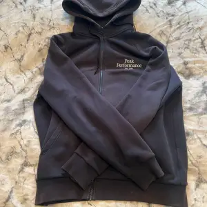 En tvärfet zip hoodie från PK, storlek Xl men passar L. Bra skick, färgen är mörkblå. Pris kan diskuteras. Kontakta gärna vi frågor!🍾💸