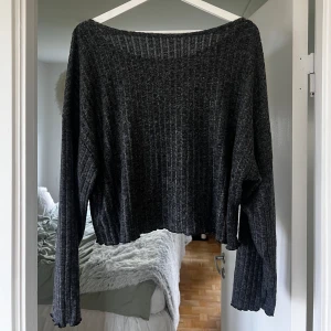Mjuk tröja - En fin grå tröja i storlek L och kommer ifrån Shein. Den är i nyskick och är endast testad.   60% polyester 35% viscos 5% elastan
