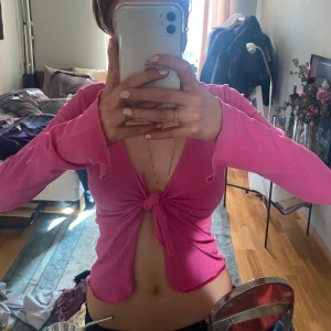 Rosa topp med knyt - Jättefin och i superbra skick, påminner om den ifrån designbysi eller Gina, jag på bilden är strl S. Skriv vid frågor, pris kan diskuteras 
