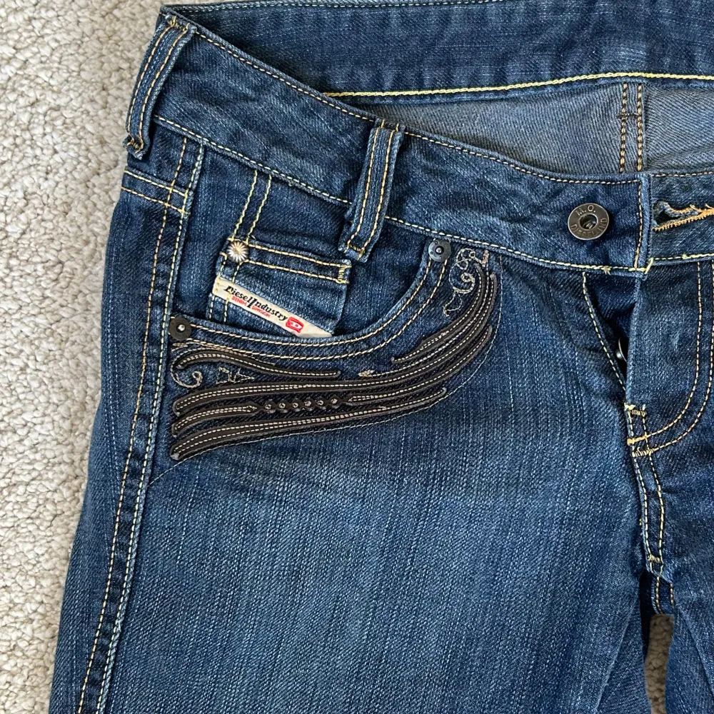 Säljer nu dessa snygga diesel jeans! De är i så bra skick och använda fåtal gånger! De kommer knappt till användning längre, därav säljer jag dem nu!💗. Jeans & Byxor.
