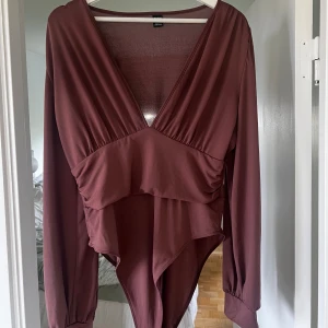 Brun bodysuit - En fin bodysuit i storlek XL ifrån shein. Den är använd några gånger och är i bra skick. Den är lite nopprig (se de sista bilderna) men det är ingenting som är jättesynligt.   93% polyester 7% elastan🩵