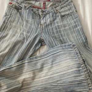 Coola miss sixty jeans - Så sjukt snygga miss sixty jeans jag köpte på vinted men som tyvärr var för stora. Så coola och unika. Har ett litet hål som syns på 3 bilden. Jag köpte för 650. Bilder från förra säljaren. Skriv för mått