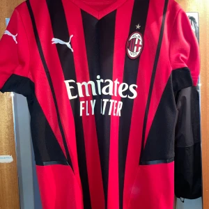 Ac Milan T-shirt - Ny skick, har knappt använt den. Storlek S