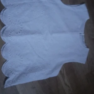 En fin topp som passar till sommaren😍 - 146-152 men passar även lite längre. Bra skick nästan aldrig använd ingen fläck eller nått.