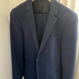 Jack&Jones Kostym  - Jack&Jones kostym. Använd vid 2 tillfällen.  I bra skick  Storlek 170 på byxorna och kavajen är 164