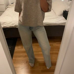 Jeans - Jeans från Zara. Raka i modellen och lite högre i midjan. 🩵 Nypris 400kr