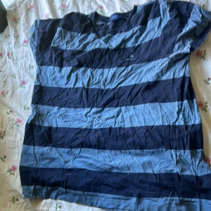 T shirt  - En snygg blå randig t shirt som är väldigt fin, från gant ❤️