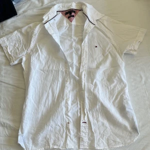Vit Sommar Skjorta  - Skjorta från Tommy Hilfiger! Endast använd en gång, utmärkt skick. 