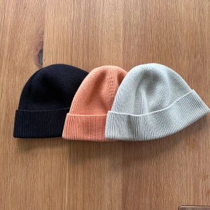 3 st mössor / beanies  - Helt nya och oanvända mössor från WEEKDAY. 3 för 200 kr. DM om du endast vill ha 1 mössa.   Rensar ur min garderob från en hel del oanvända kläder🌼 Om du ser något mer i min profil som du gillar så skickar jag med det till dig också!😊 
